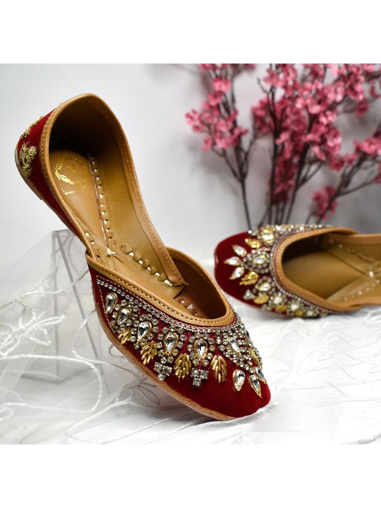 YASSIO Women Mia Embroidered Maroon Juttis