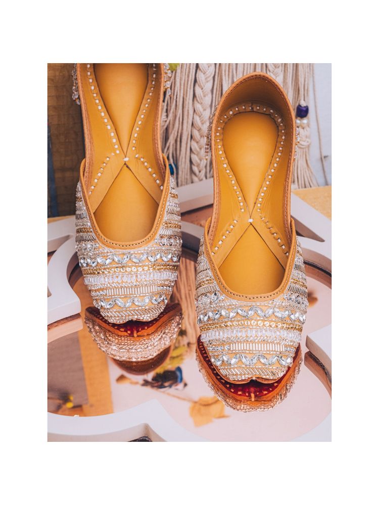 NR BY NIDHI RATHI Embellished Off White Juttis