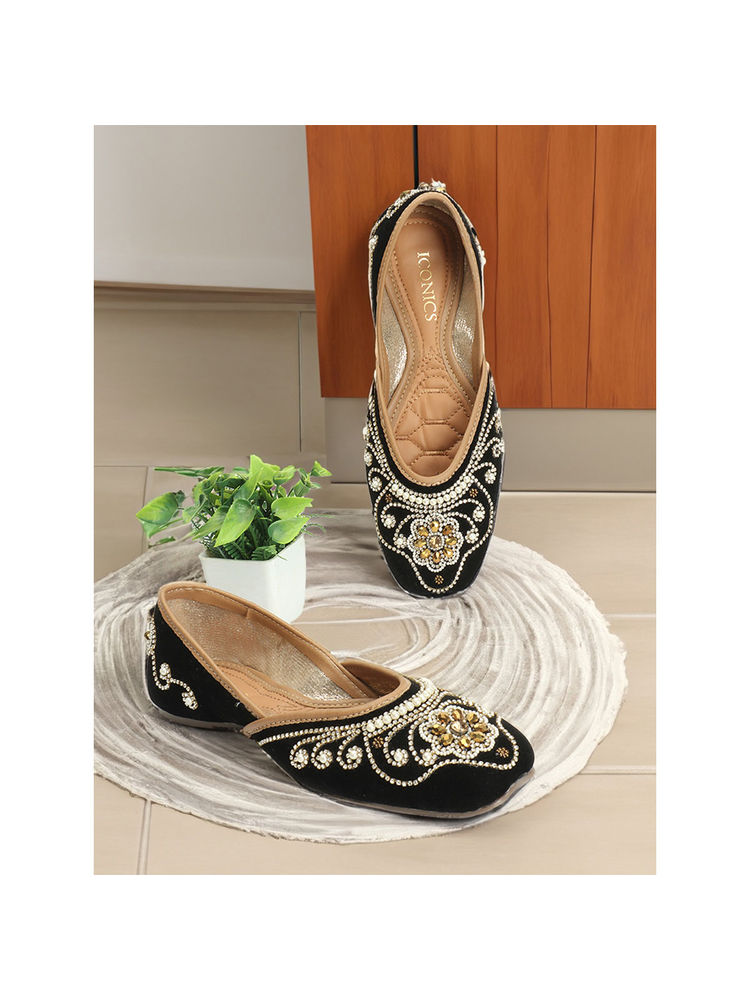 Iconics Womens Black Color Comfortable Ethnic Embellished Juttis-image-44