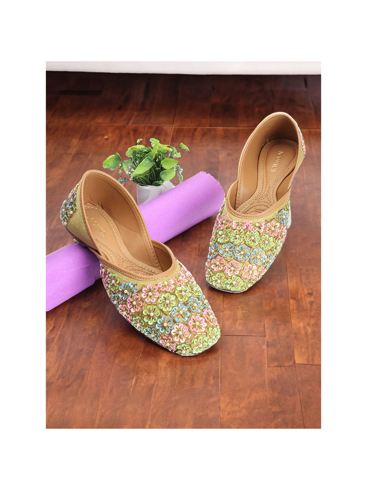 Iconics Womens Green Color Comfortable Ethnic Embellished Juttis