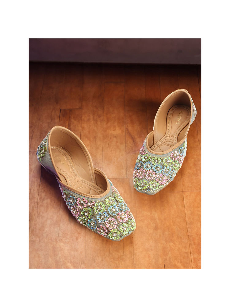 Iconics Womens Grey Color Comfortable Ethnic Embellished Juttis