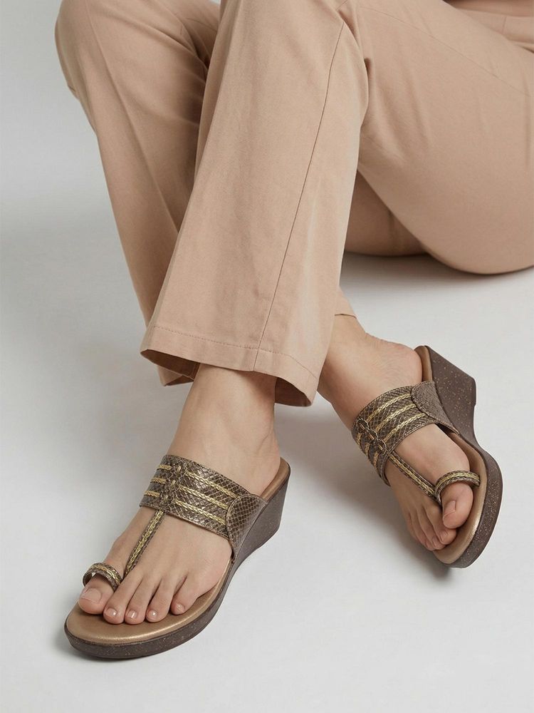 Dollphin Women Gold fashionable Design Wedges Heels-picture-21