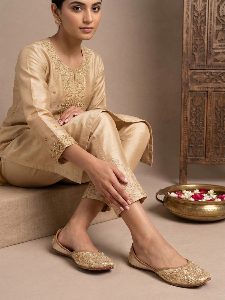Dollphin Women Golden Embroidered Ethnic Juttis-picture-23