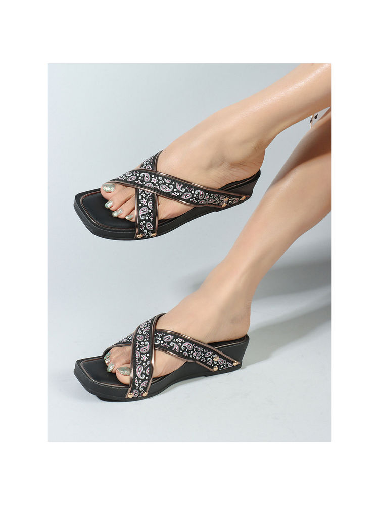 Iconics Womens Fashionable Black Color Sandals-image-9