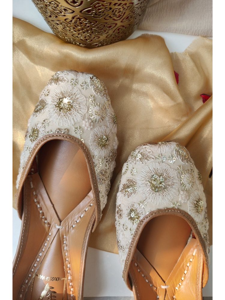 House of Vian Women White Mogra Juttis
