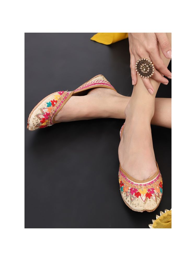 GLAM STORY Punjabi Jutti For Women Cream Embroidered Flower Design