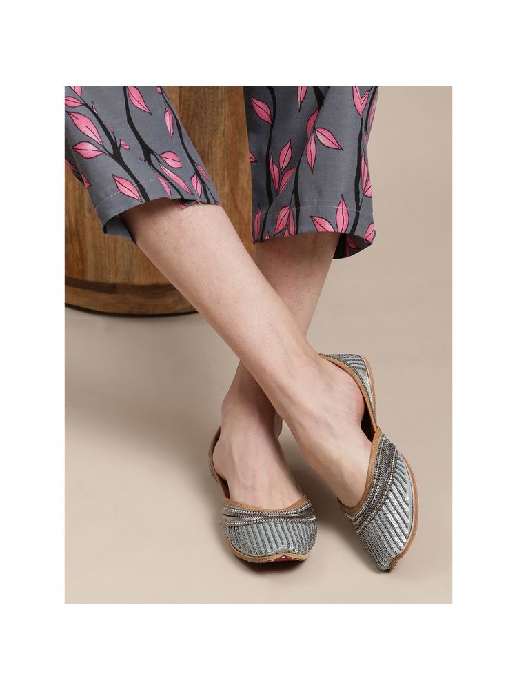 GLAM STORY Handcrafted Silver Beaded Punjabi Punjabi Jutti