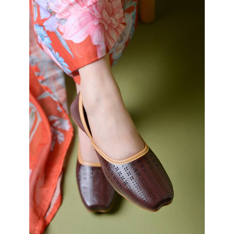 Shoetopia Brown Laser-Cut Jutis (EURO 40)