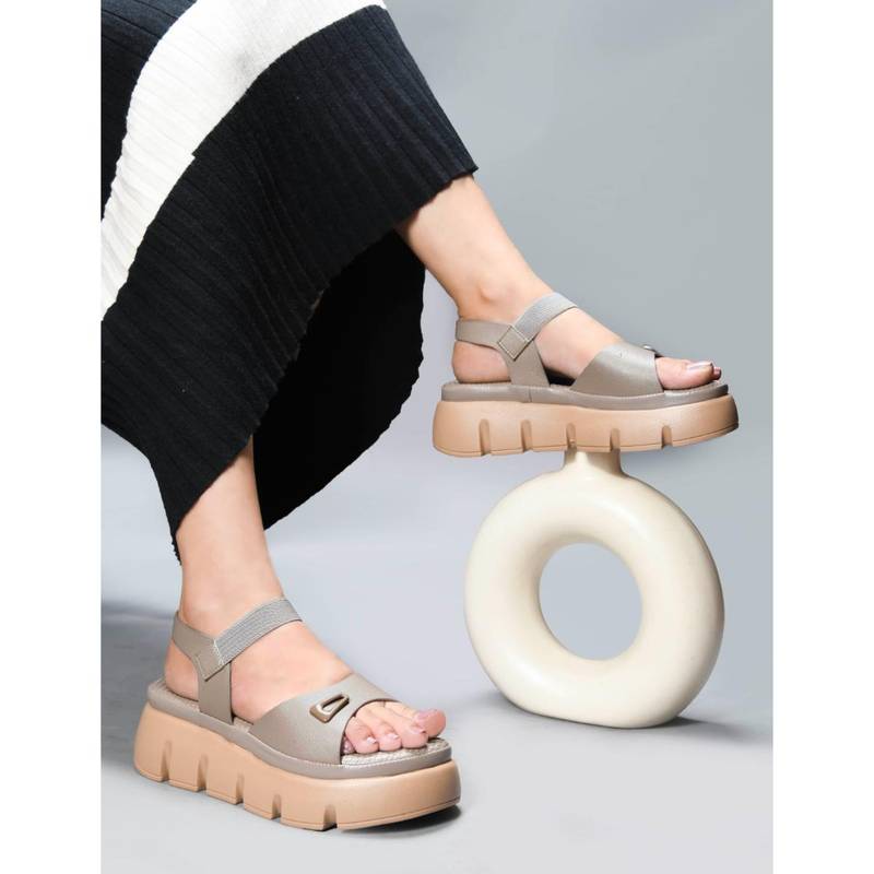 SHUZ TOUCH Metallic Chunky Comfort Sandals (EURO 41)