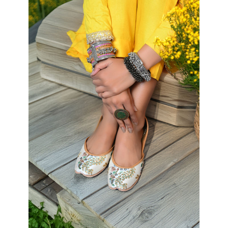 GLAM STORY Rojana Embroidered Punjabi Juttis Ivory (EURO 38)