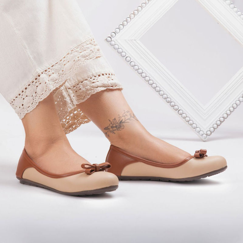 YASSIO Beige Womens Two-Tone Bow Ballerina (EURO 40)