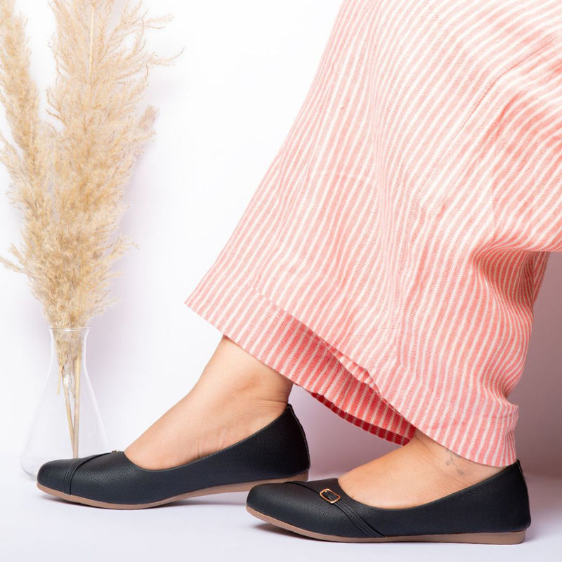 YASSIO Black Womens Two-Tone Bow Ballerina (EURO 36)