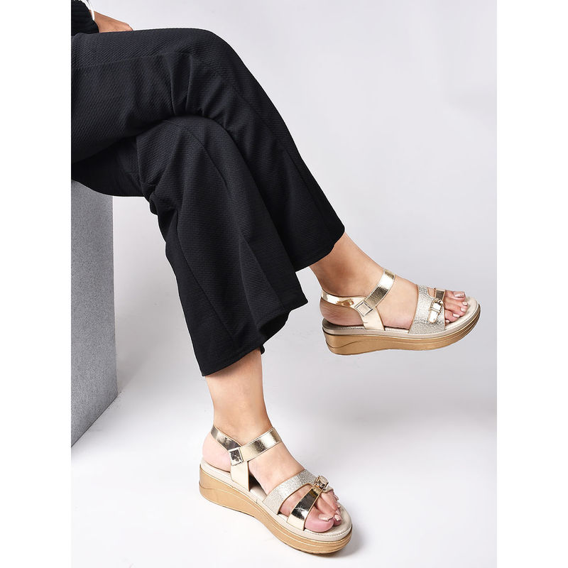 SHUZ TOUCH Women Golden Heeled Sandals (EURO 36)