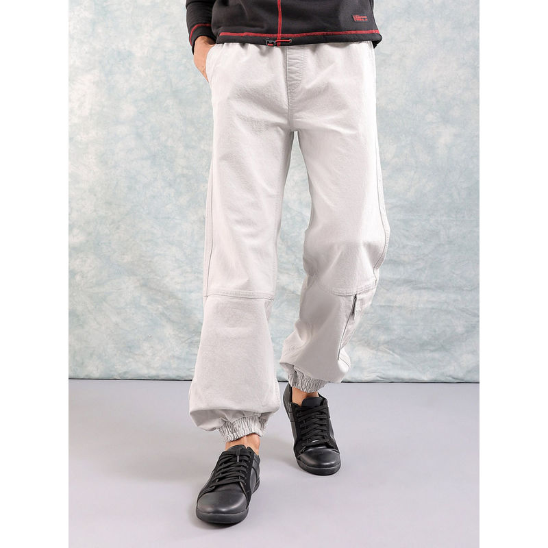 The Indian Garage Co Men Loose Fit Solid Mid Rise Stretchable Denim Joggers Grey (30)