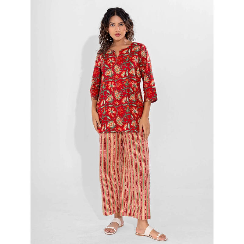 FEATHERS CLOSET Red Printed Relaxed Fit Kurti and Pyjama (S/M)