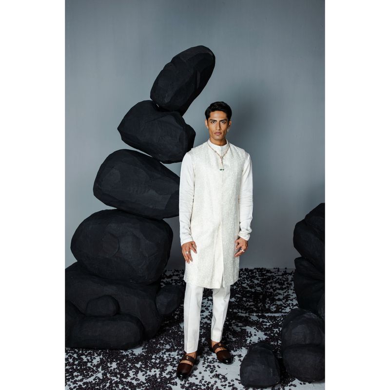 CONTRAST BY PARTH White Eternal Sleeveless Sherwani with Kurta & Pant (Set of 3) (XS)