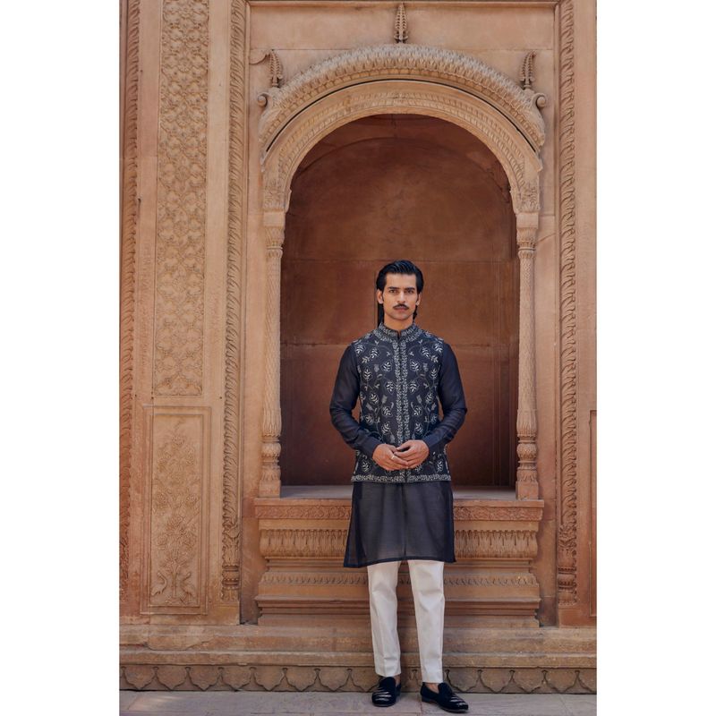 STUDIO BAGECHAA Tassuwur Kurta and Pant with Embroidered Nehru Jacket (Set of 3) (XS)