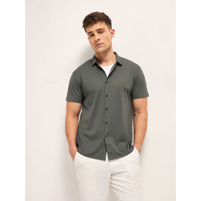 THE BEAR HOUSE Solid Slim Fit Water Repellent Performance Green Shirt (M)