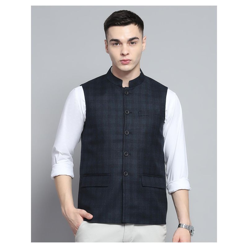 Monte Carlo Men Green Solid Sleeveless Jacket (M)