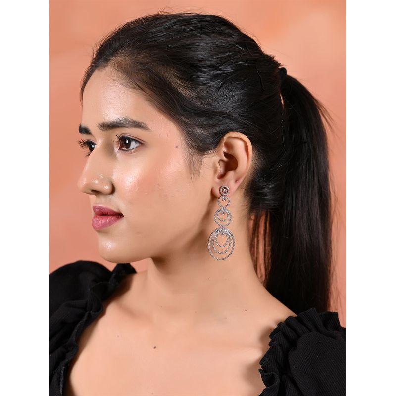 Ritratto Indiano Della Donna Di Bello Modo Con Gli Orecchini Orientali Degli Accessori Ragazza Araba I Gioielli Bellezza Modello 135931614