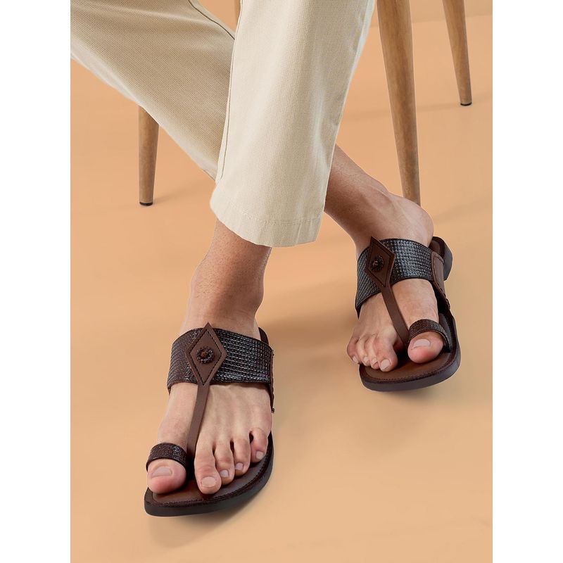REGAL Brown Men Stylish Textured Leather Kolhapuris (UK 6)