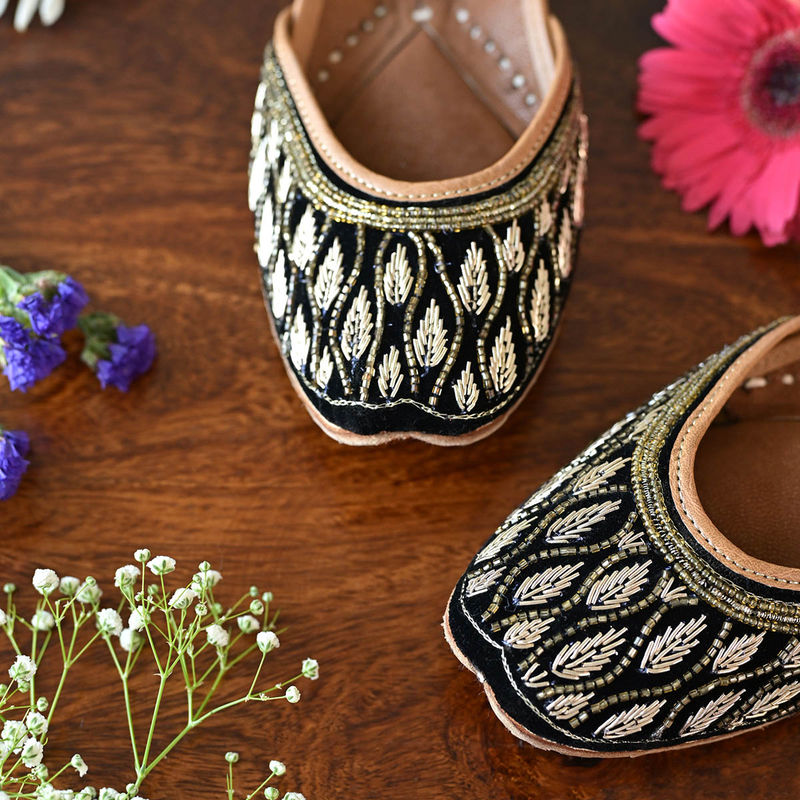 SCENTRA Haya Threadwork Juttis Black (EURO 42)