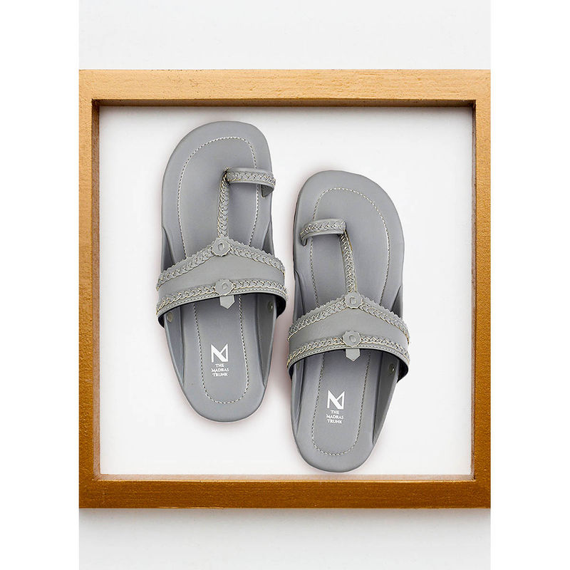 The Madras Trunk Desi Grey Men Kolhapuris (UK 6)