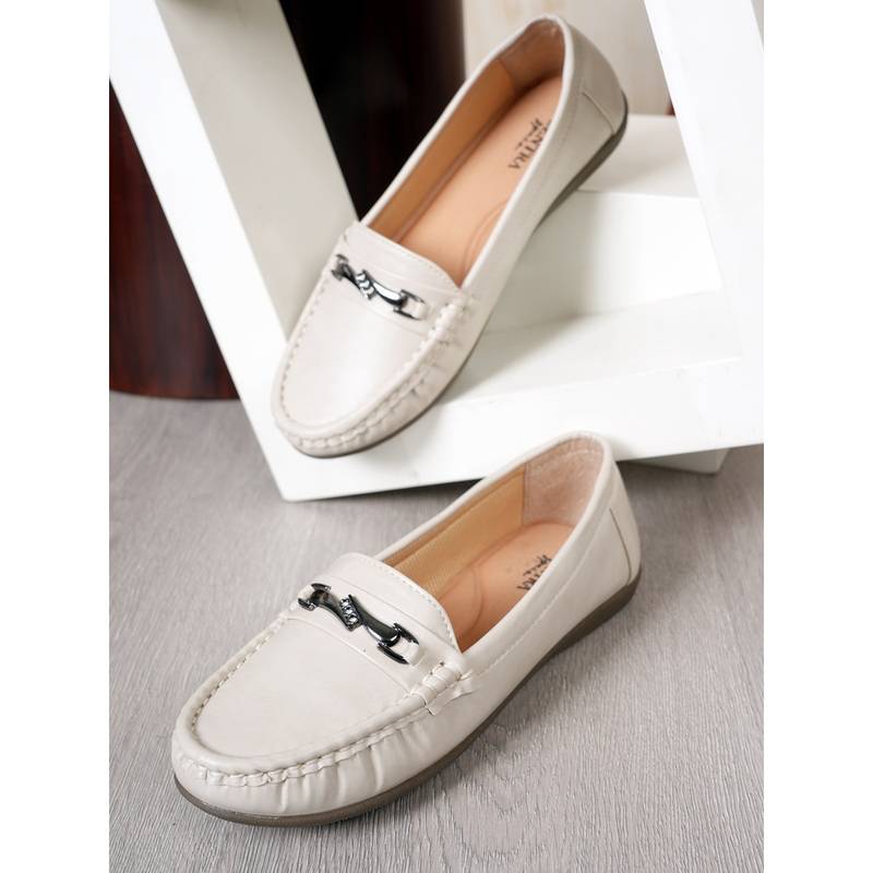 SCENTRA Amaya Cushioned Cream Loafers (EURO 36)