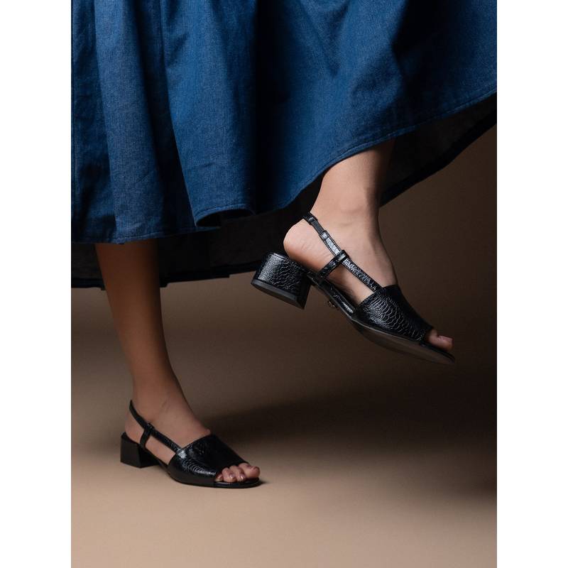 Theater Women Pugs Black Heels (EURO 41)