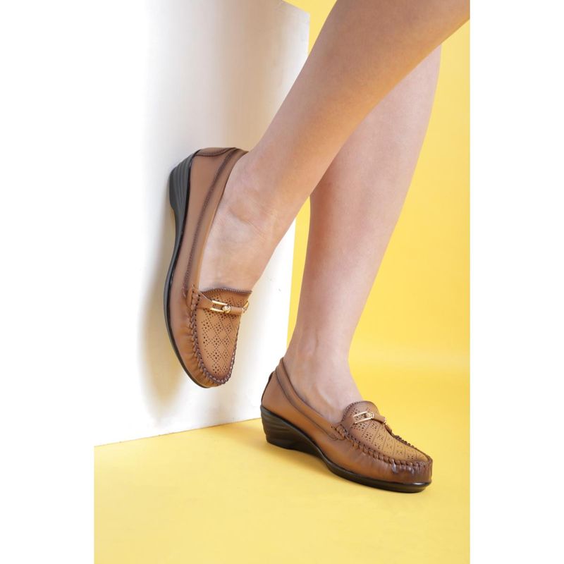 Zoom Shoes Women Tan Genuine Leather Loafers (UK 8)