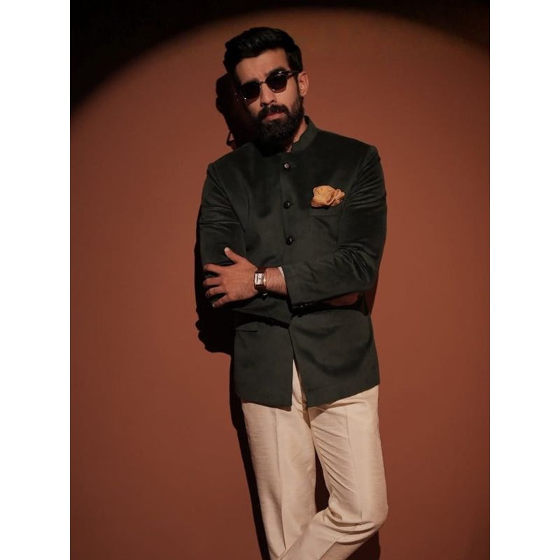MR BUTTON Men Green Solid Slim-Fit Velvet Bandhgala (S)