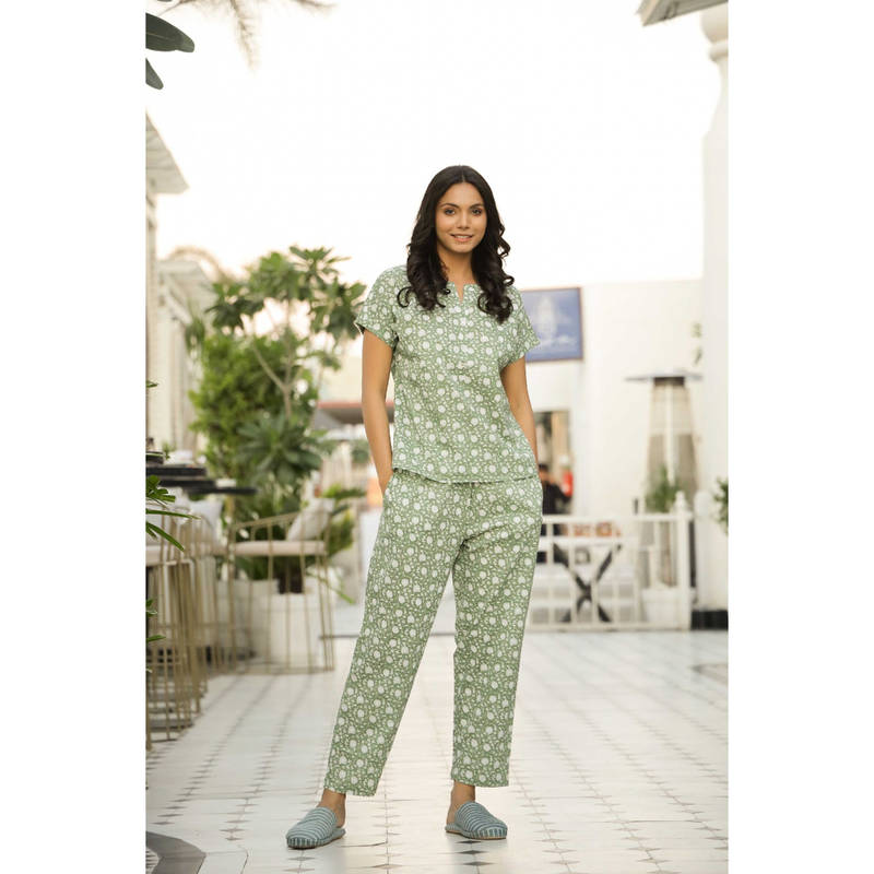 SANSKRUTIHOMES Green Color Printed Women Pure Cotton Top & Pyjama Night Suit (Set of 2) (M)