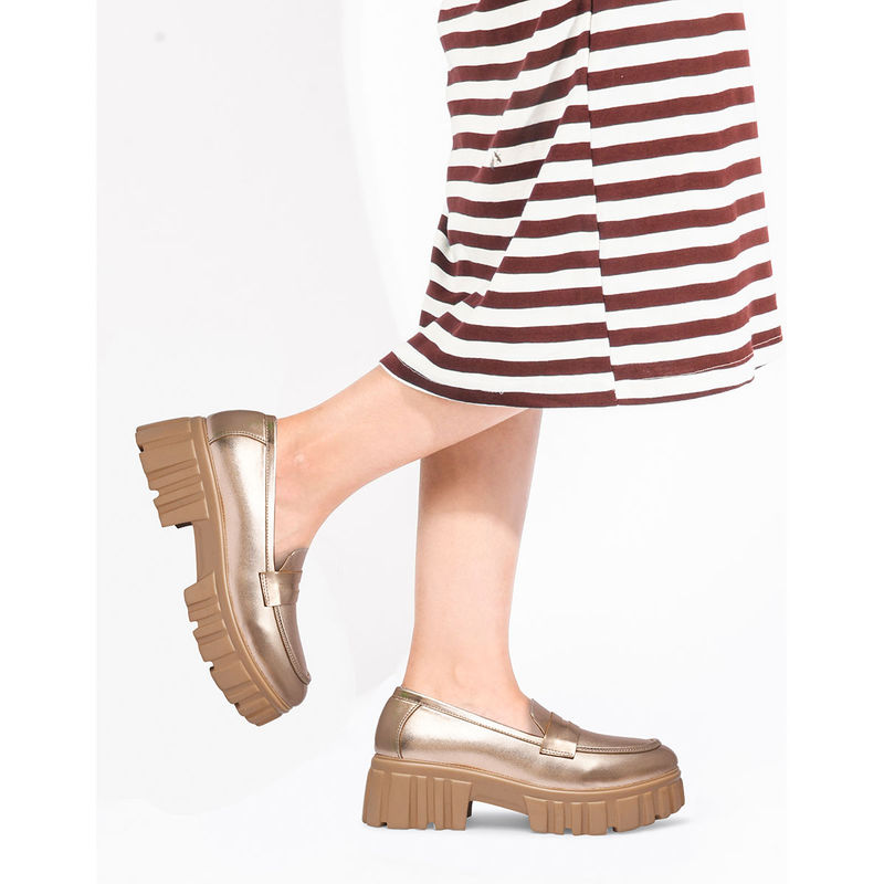 SHUZ TOUCH Rose Gold Sultan Metallic Loafers (EURO 36)