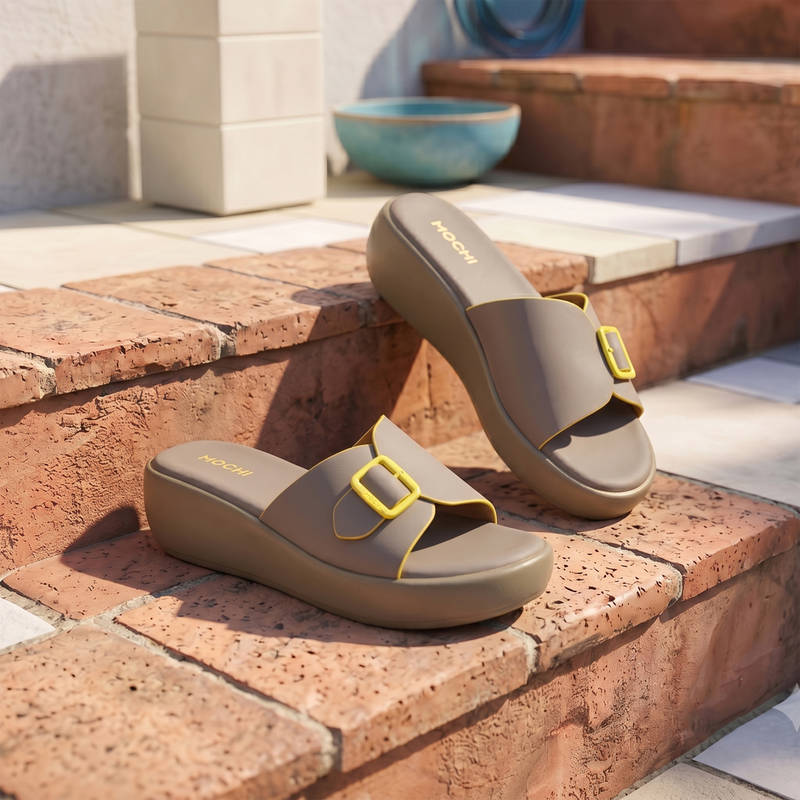 Mochi Womens Beige Signature Sandals (EURO 37)
