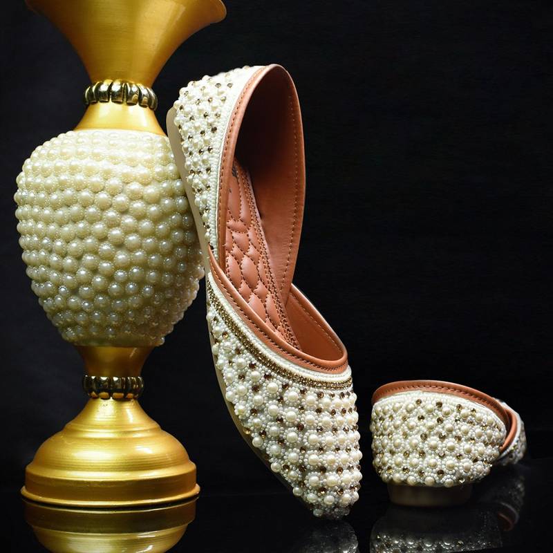 YASSIO Women Mahira Embroidered Cream Juttis (EURO 36)