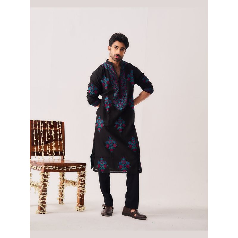 WABI SABI by Anshum-Ritesh Twilight Flora Black Thread Work Kurta with Pant (XS)