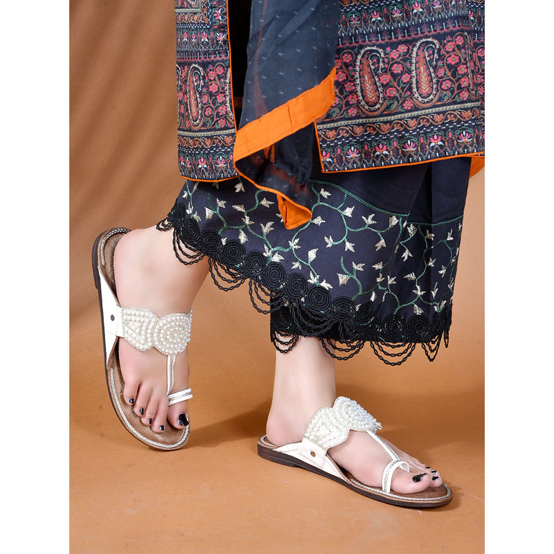 Shoetopia Traditional White Kolhapuris (EURO 40)