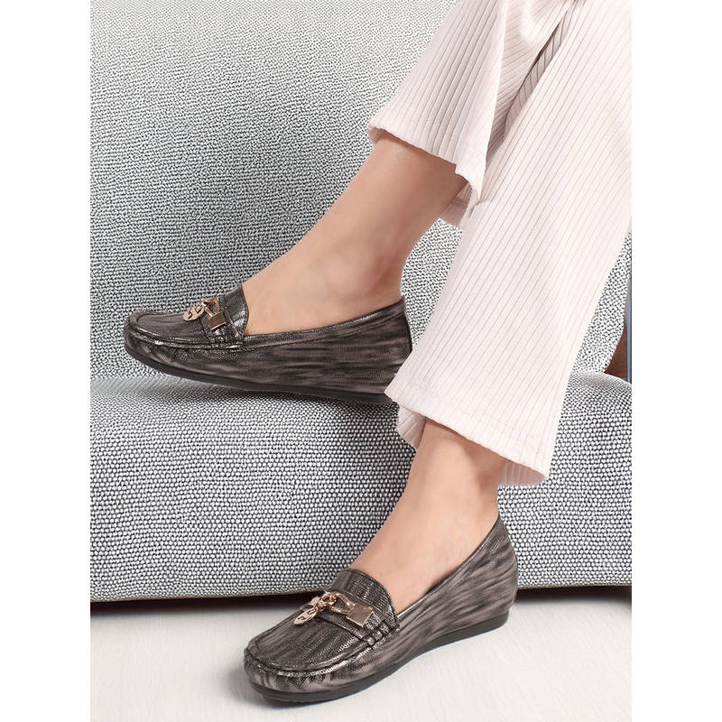 Carlton London Women'S Textured Slip-On Loafers with Chain Detail (EURO 36)