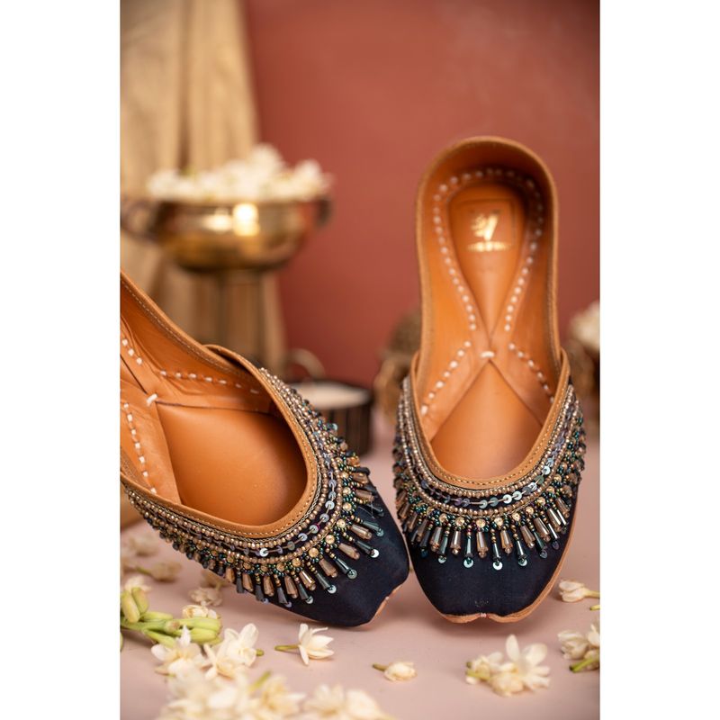 House of Vian Aria Embroidered Juttis (EURO 36)