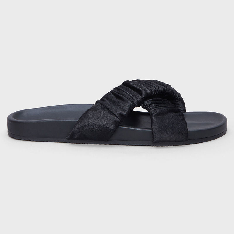 IYKYK by Nykaa Fashion Solid Black Thick Crumpled Strap Sliders (EURO 37)