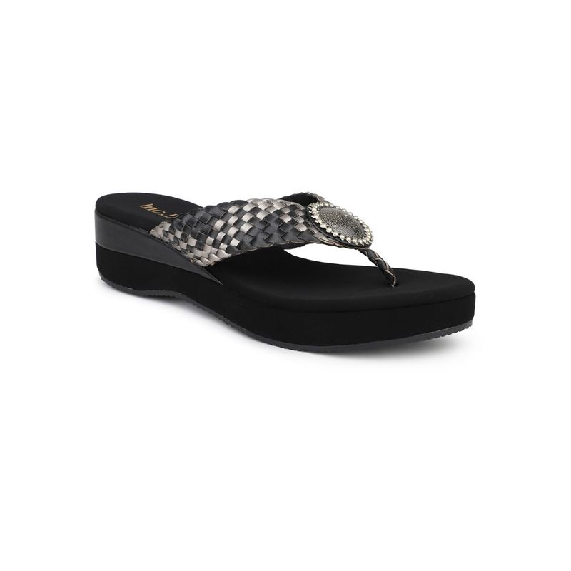 womans black wedges
