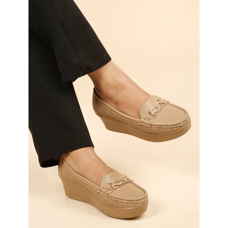 Flat n Heels Women Beige Loafers (EURO 42)