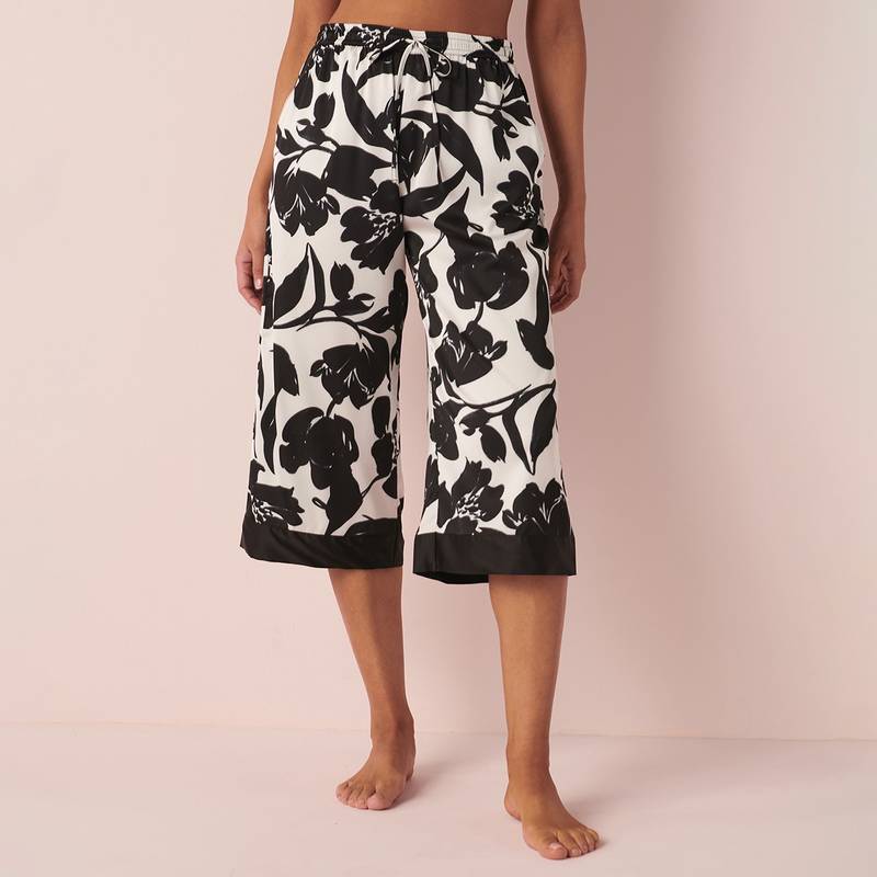 La Vie En Rose Satin Capri - Black (XS)