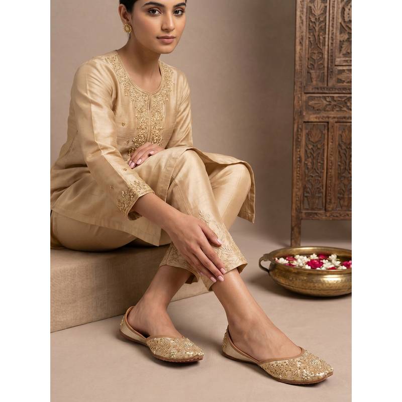 Dollphin Women Golden Embroidered Ethnic Juttis (EURO 36)