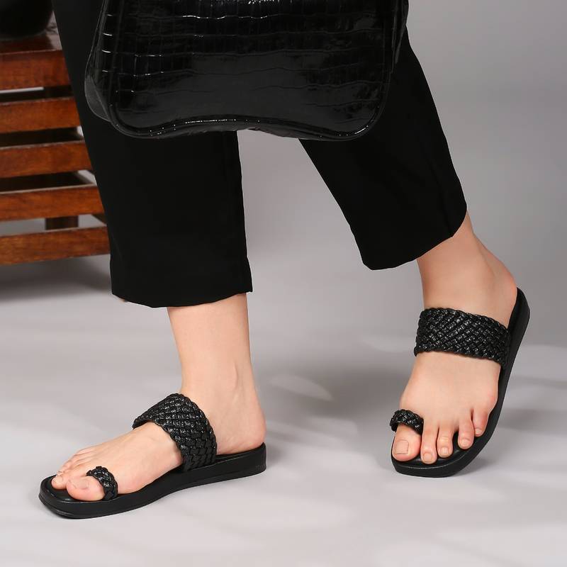 Kenneth Cole Women One Toe Black Sandals (EURO 37)