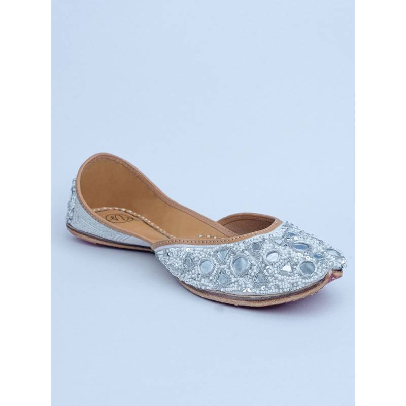 NR BY NIDHI RATHI Embellished Off white Juttis (EURO 39)