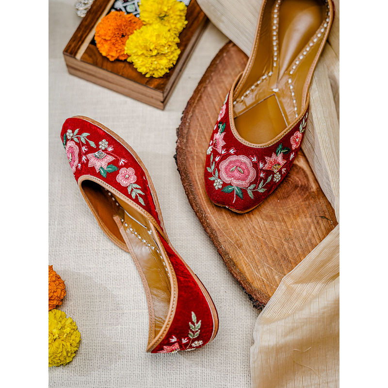 NR BY NIDHI RATHI Intricate Embroidered Ethnic Maroon Juttis (EURO 38)