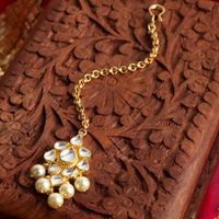 Accessher Gold-Plated & Off-White Kundan & Pearl Embellished Maang Tikka
