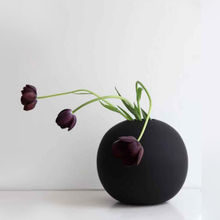 PUREZENTO Cooee Vase In Color Black