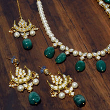 Karatcart Green Stones & White Pearl Kundan Necklace Set With Earrings & Maangtikka